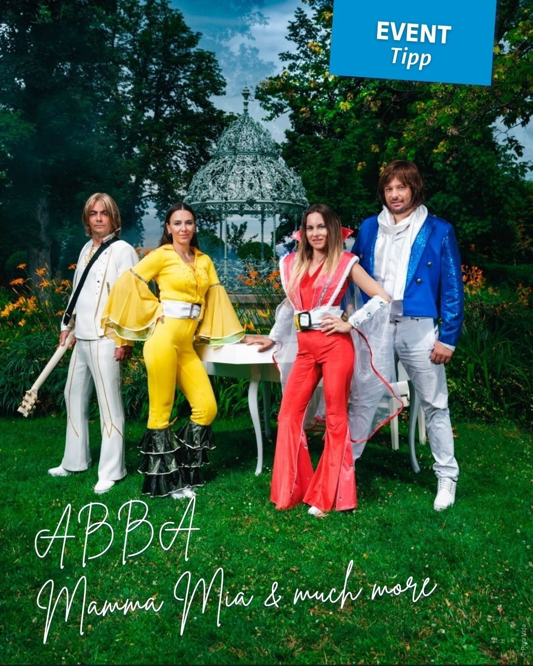 Vier Personen in passender 70er-Jahre-Mode posieren in einem Garten mit einem Pavillon. Die Frau in Rot hält einen Tisch und der Mann in Blau hat eine Gitarre.