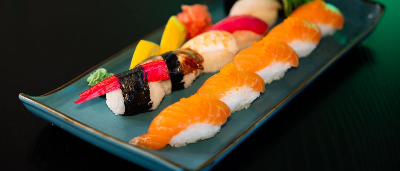 Bild enthält, Food, Meal, Dish, Food Presentation, Plate, Grain, Produce, Rice, Sushi