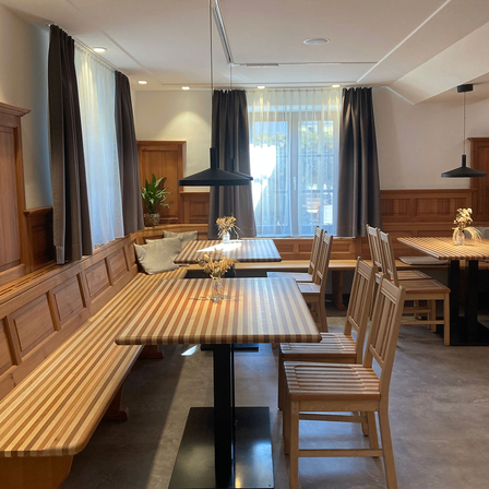 Bild enthält, Indoors, Interior Design, Furniture, Table, Tabletop, Wood, Dining Table, Chair, Dining Room, Room