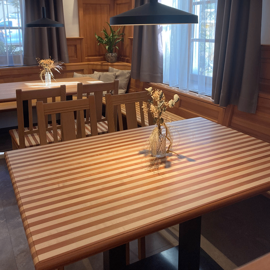 Bild enthält, Furniture, Table, Tabletop, Wood, Interior Design, Hardwood, Plywood, Dining Table, Chair, Stained Wood