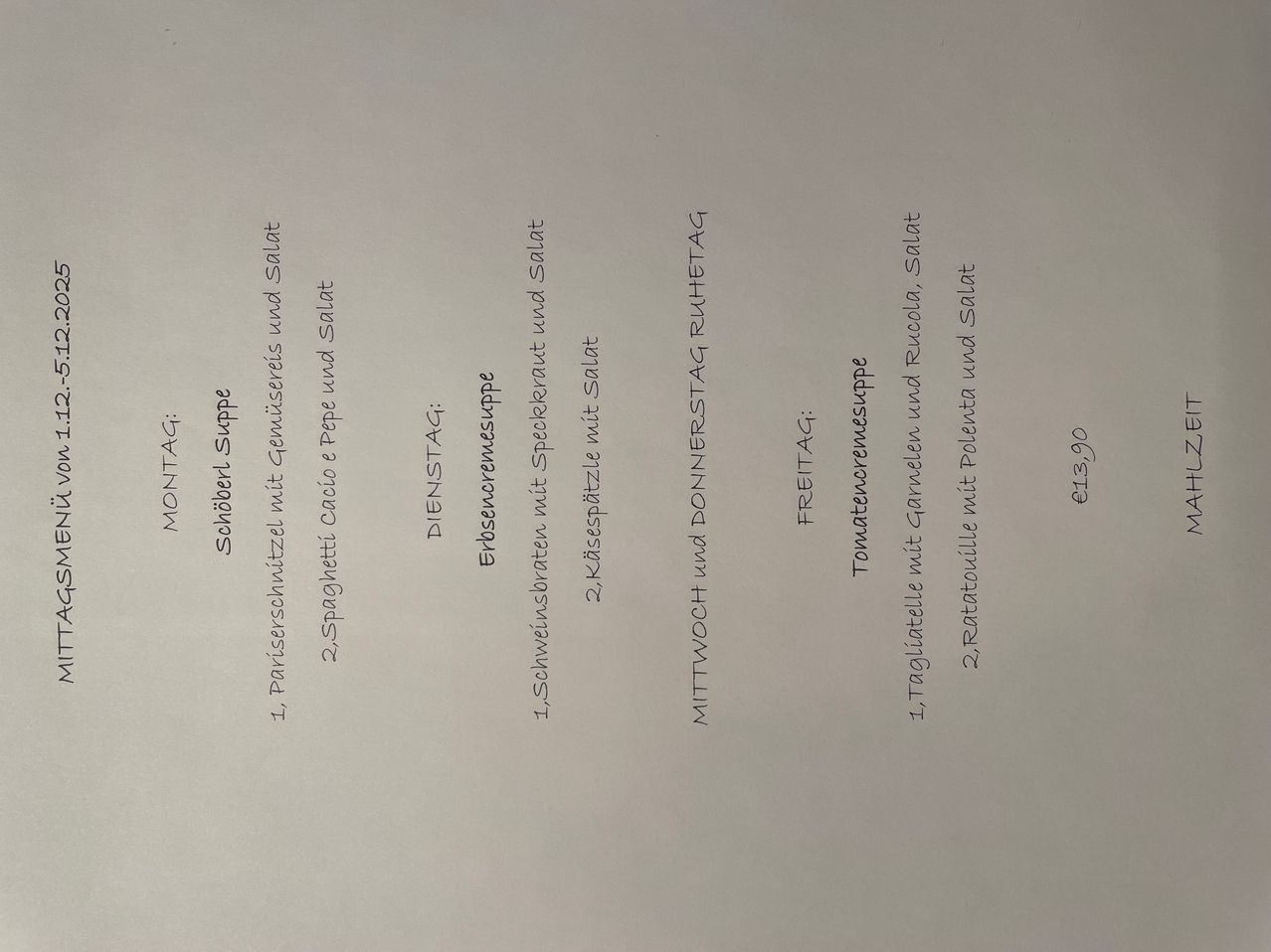 Ein Menü mit verschiedenen Gerichten und aufgelisteten Preisen. Beinhaltet eine Suppe, Pasta, ein Gericht mit Reis, Salat und ein Tomatengericht. Die Preise sind in Euro angegeben.