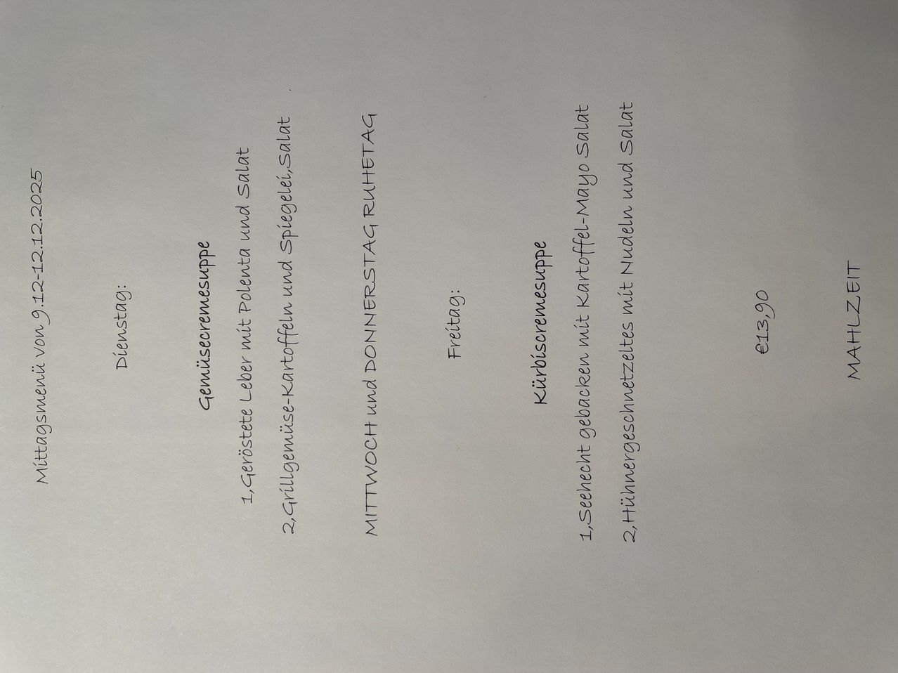 Die Speisekarte enthält einen Gurkensalat mit Polenta, einen Hähnchensalat mit Walnüssen, einen Hähnchensalat mit Schwarzkaffee und einen Walnusssalat mit Honig und Zitrone. Die Preise betragen 3,90, 3,90, 4,90 und 4,90 jeweils.