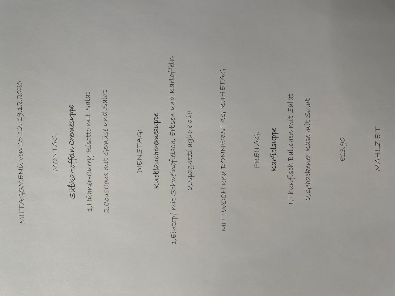 Ein handgeschriebenes Menü mit Gerichten wie 'Sizbartaffner Crevessuppe', 'Hihwer-Curry Risotto' und 'Knoblauchcremesuppe'. Jeder Eintrag hat einen Preis auf der rechten Seite aufgelistet.