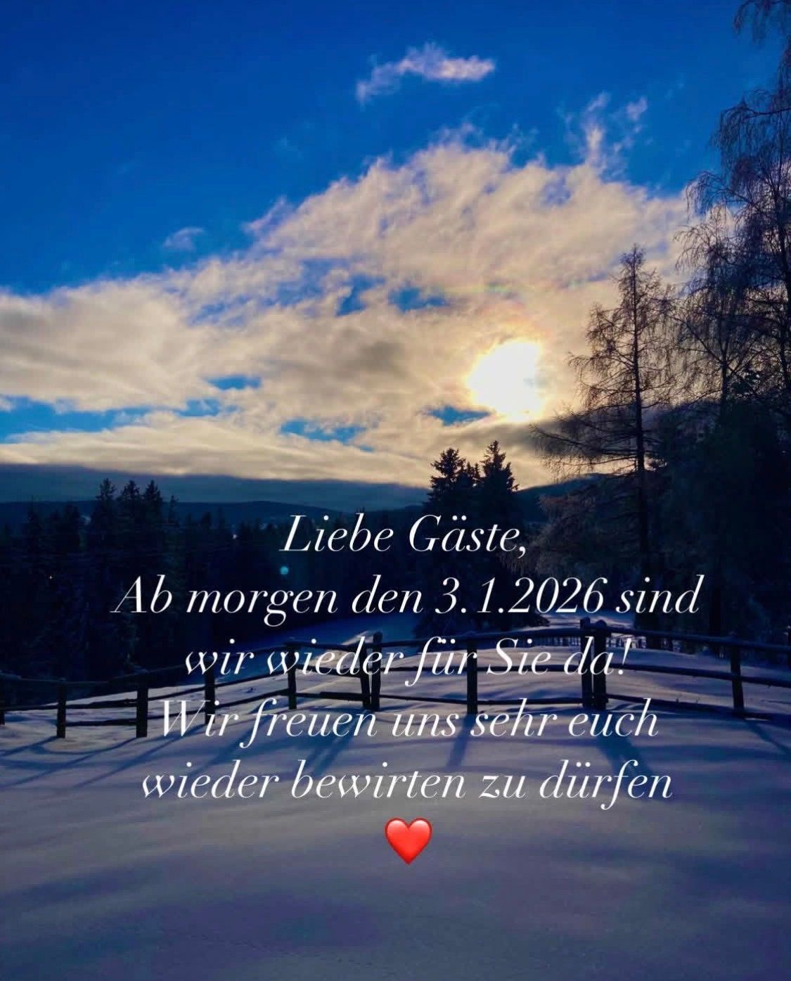 Eine verschneite Landschaft mit einem Zaun und einer Nachricht auf Deutsch. Die Sonne scheint hell und der Himmel ist bewölkt. Ein Herz ist unten.