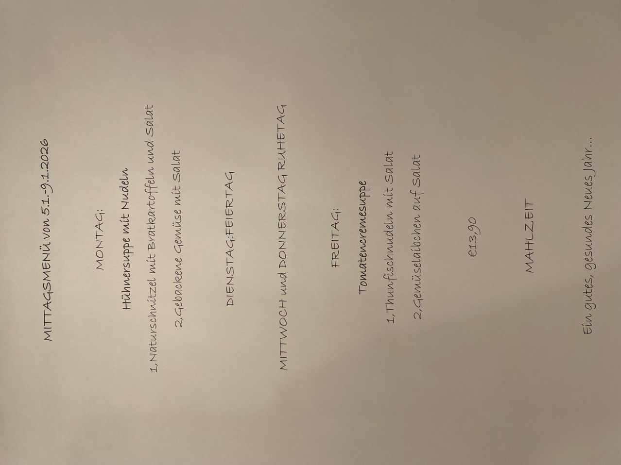 Ein Menü mit verschiedenen Salatoptionen und aufgeführten Preisen. Beinhaltet Thunfischsalat, Tomatensalat und Naturschnittzel mit verschiedenen Toppings. Die Preise sind in Euro aufgeführt.