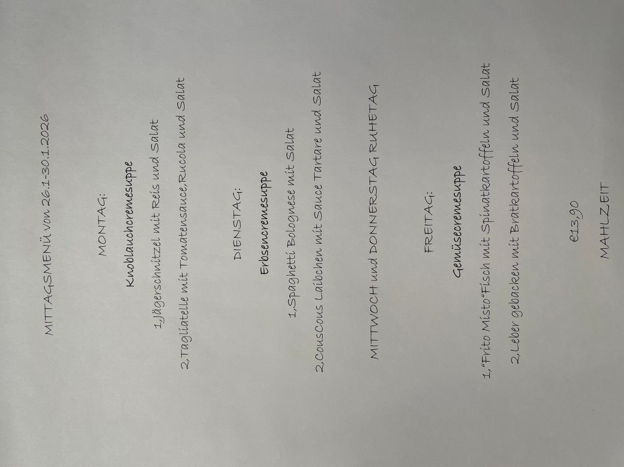 Ein Dokument zeigt eine Liste von Mahlzeitoptionen mit Zutaten und Zeiten. Montag: Krautsuppe mit Wurst, Dienstag: Tagliatelle mit Tomaten, Mittwoch: Erbsensuppe mit Nudeln, Donnerstag: Couscous mit Sauce, Freitag: Gemusesuppe, Samstag: Spinat-Tomaten, Sonntag: Bratkartoffeln.