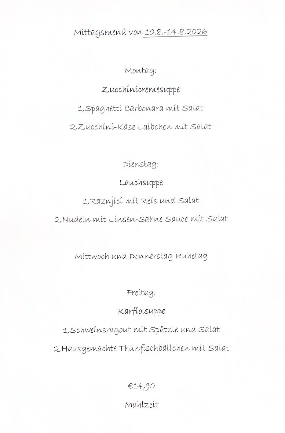 Ein Menü mit Suppe, Pasta und Salatoptionen für Dienstag, Mittwoch und Freitag. Dienstag bietet Zucchini-Cremesuppe, Spaghetti Carbonara und Zucchini-Käse-Laibchen. Mittwoch hat Reis und Salat sowie Nudeln mit Linsen-Sahne-Sauce. Freitag bietet Knoblauchsuppe, Schweineragout und hausgemachte Thunfischbällchen.