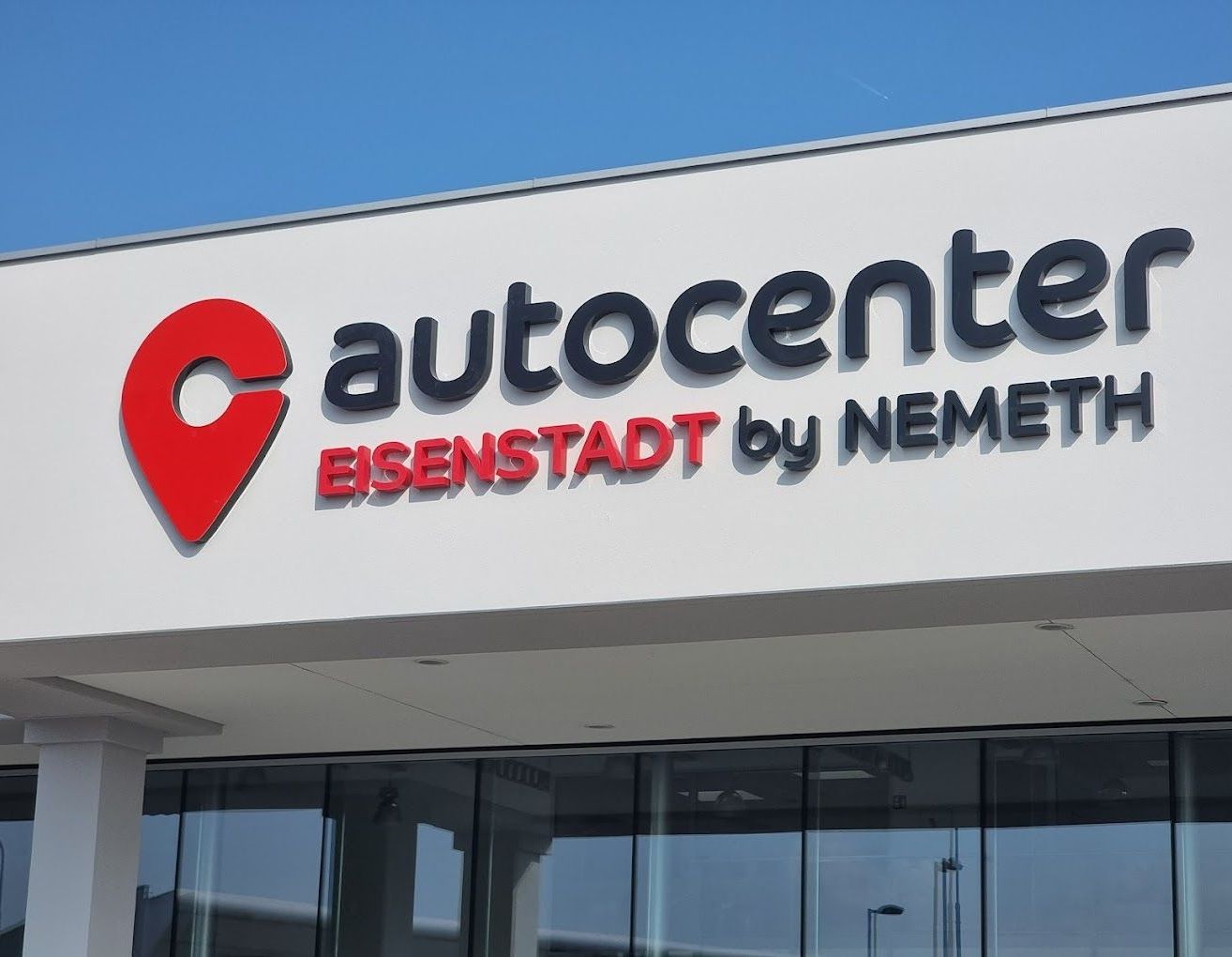 Bild enthält, Architecture, Building, Symbol, Sign, Logo, Text