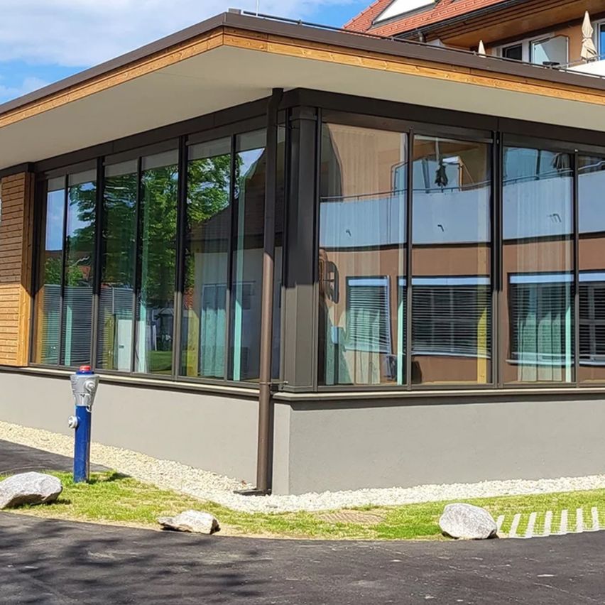 Bild enthält, Interior Design, Building, Office Building, City, Housing, Urban, Condo, Fire Hydrant, House, Window