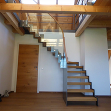 Bild enthält, Indoors, Interior Design, Architecture, Building, House, Housing, Staircase, Foyer, Wood, Door