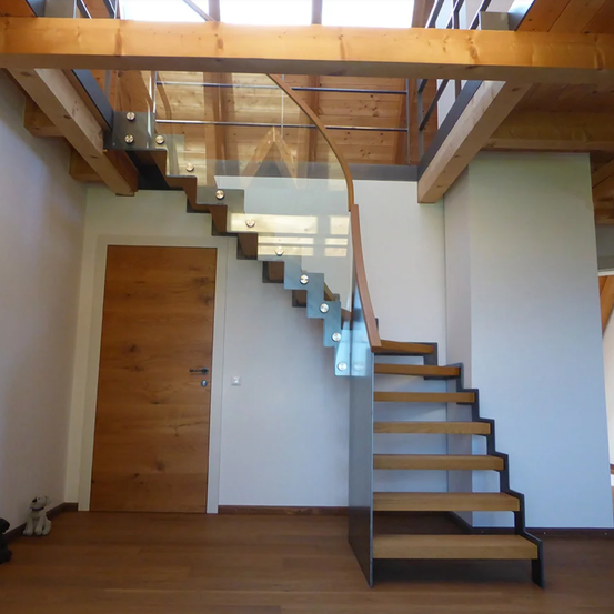 Bild enthält, Indoors, Interior Design, Architecture, Building, House, Housing, Staircase, Foyer, Wood, Door