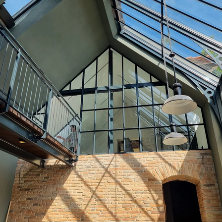 Bild enthält, Architecture, Building, Window, Skylight, Housing, Staircase, Indoors, Interior Design, Person, Face