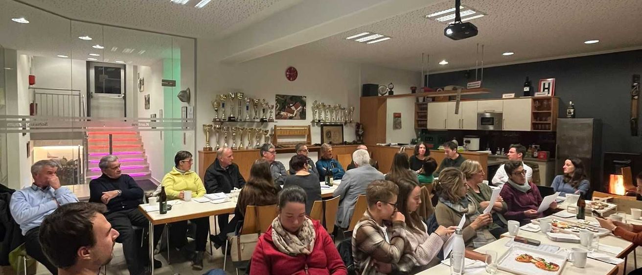Bild enthält, People, Person, Cafeteria, Indoors, Restaurant, Adult, Male, Man, Female, Woman