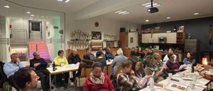 Bild enthält, People, Person, Cafeteria, Indoors, Restaurant, Adult, Male, Man, Female, Woman