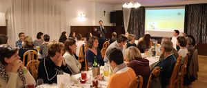 Bild enthält, People, Person, Fork, Indoors, Speaker, Adult, Female, Woman, Lamp, Cup