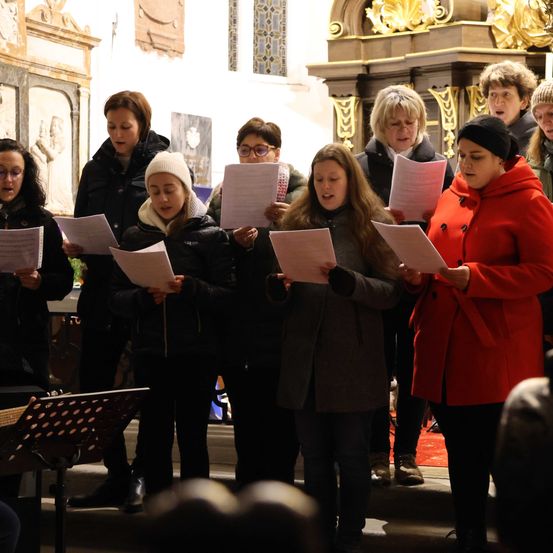 Bild enthält, Adult, Female, Person, Woman, Glasses, Shoe, Male, Man, Hat, Guitar