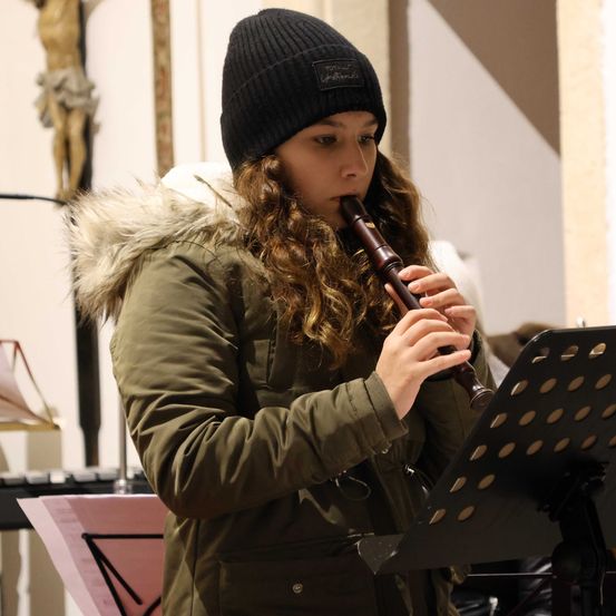 Bild enthält, Musical Instrument, Oboe, Brush, Adult, Female, Person, Woman