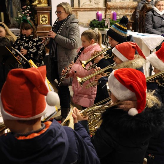 Bild enthält, Adult, Female, Person, Woman, Glove, Hat, Male, Man, Glasses, Child