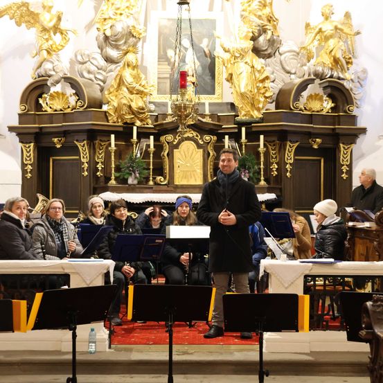 Bild enthält, Altar, Prayer, Shoe, Adult, Male, Man, Person, Hat, Candle, Glasses