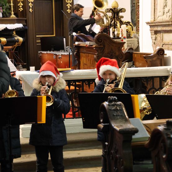 Bild enthält, Glasses, Person, Baby, Hat, Adult, Male, Man, Tuba, Cup, Woman