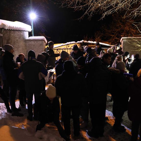 Bild enthält, Urban, Hat, Outdoors, Nature, Cup, Adult, Male, Man, Person, Woman