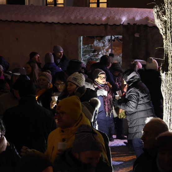 Bild enthält, Coat, Adult, Male, Man, Person, Glove, Glasses, People, Hat, Cap