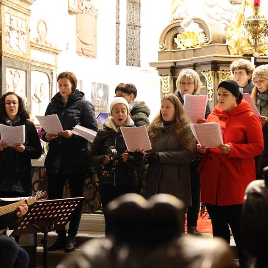 Bild enthält, Adult, Female, Person, Woman, Glasses, Shoe, Male, Man, Guitar, Hat