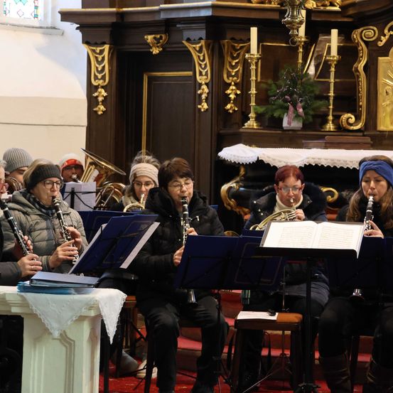 Bild enthält, Hat, Glove, Book, Adult, Female, Person, Woman, Male, Man, Glasses