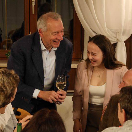 Bild enthält, Formal Wear, Suit, Adult, Female, Person, Woman, Male, Man, Ring, People