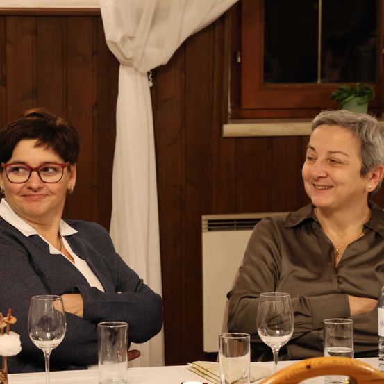 Bild enthält, Glass, Food Court, Restaurant, Dining Table, Glasses, Cup, Adult, Male, Man, Person