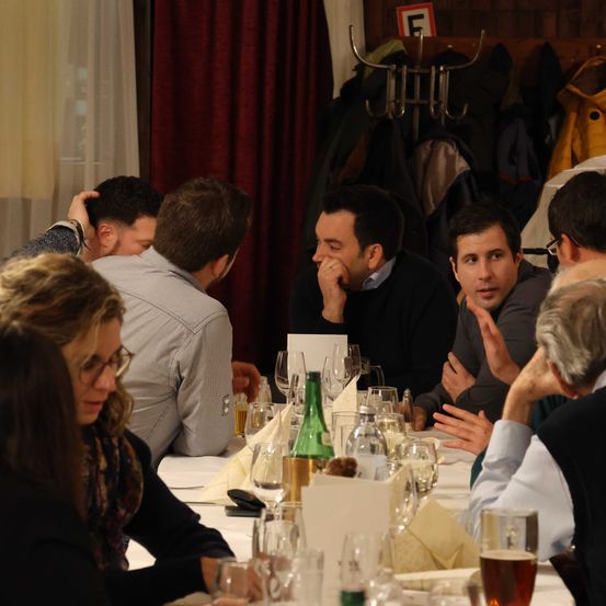 Bild enthält, Restaurant, Food Court, Pub, Adult, Female, Person, Woman, Dining Table, Glass, Man