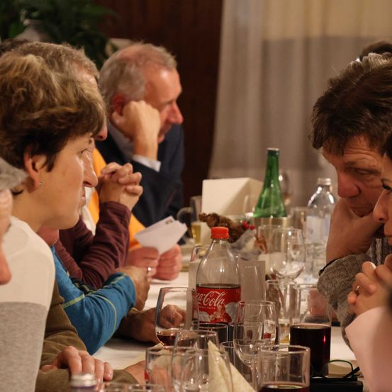 Bild enthält, Restaurant, Adult, Female, Person, Woman, Food Court, Cafeteria, Boy, Male, Teen