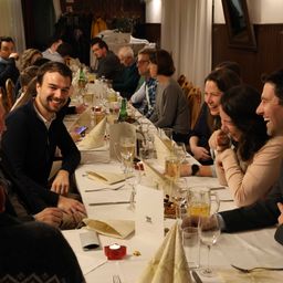 Bild enthält, Food Court, Restaurant, Fork, Wristwatch, Person, Mobile Phone, Adult, Male, Man, Bride