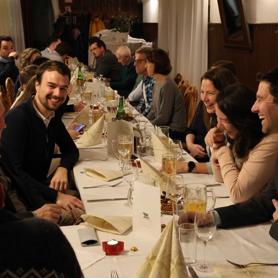Bild enthält, Food Court, Restaurant, Fork, Wristwatch, Person, Mobile Phone, Adult, Male, Man, Bride