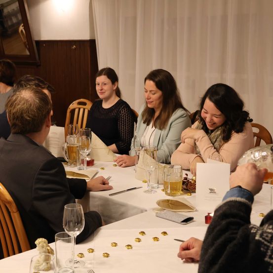 Bild enthält, Adult, Female, Person, Woman, Restaurant, Glasses, Knife, Dining Table, Male, Man