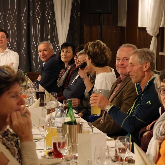 Bild enthält, Restaurant, Adult, Female, Person, Woman, Glasses, Cup, Food Court, Male, Man