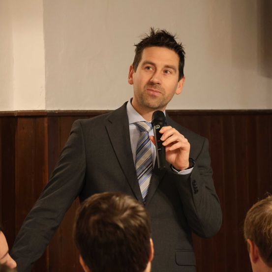 Bild enthält, People, Person, Formal Wear, Tie, Microphone, Crowd, Adult, Male, Man, Child