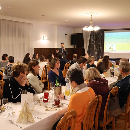 Bild enthält, People, Person, Fork, Indoors, Speaker, Adult, Female, Woman, Lamp, Cup