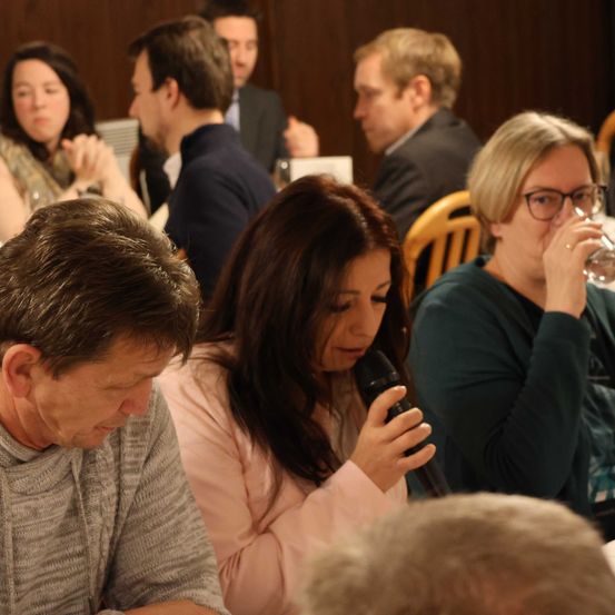 Bild enthält, Restaurant, Microphone, Adult, Female, Person, Woman, Glasses, Male, Man, Food Court