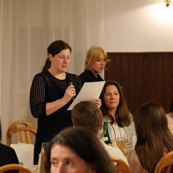 Bild enthält, People, Person, Adult, Female, Woman, Crowd, Boy, Child, Male, Microphone