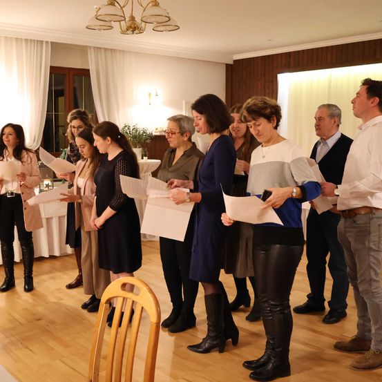 Bild enthält, Adult, Female, Person, Woman, Shoe, Belt, Wood, Male, Man, Necklace