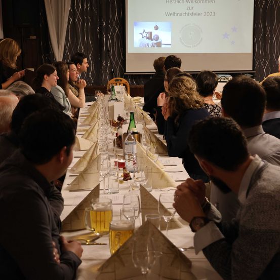 Bild enthält, People, Person, Indoors, Seminar, Adult, Female, Woman, Cup, Handbag, Chair