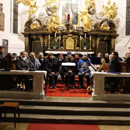 Bild enthält, Altar, Prayer, Handbag, Person, Shoe, Candle, Glove, Cup, Glasses, Hat