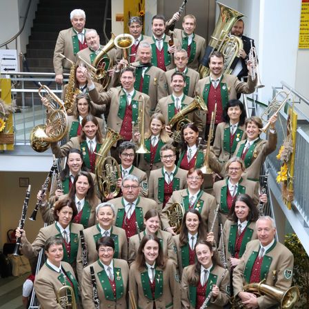 Bild enthält, People, Person, Group Performance, Music Band, Tuba, Adult, Male, Man, Handbag, Glasses