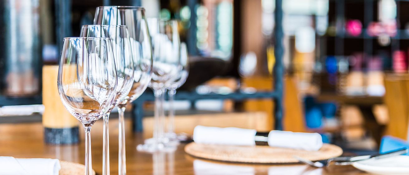 Bild enthält, Glass, Wood, Furniture, Table, Tabletop, Hardwood, Dining Table, Interior Design, Alcohol, Liquor