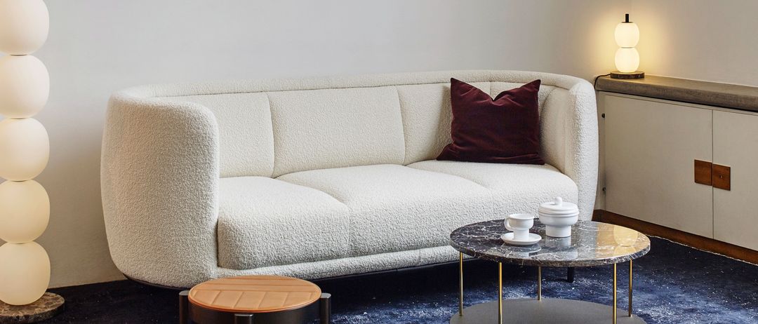 Bild enthält, Home Decor, Coffee Table, Furniture, Table, Floor, Living Room, Rug, Couch, Lamp, Plate