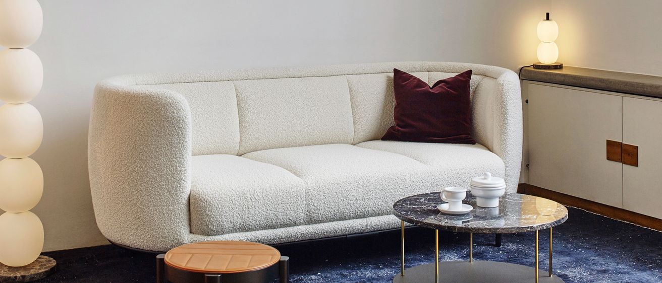 Bild enthält, Home Decor, Coffee Table, Furniture, Table, Floor, Living Room, Rug, Couch, Lamp, Plate