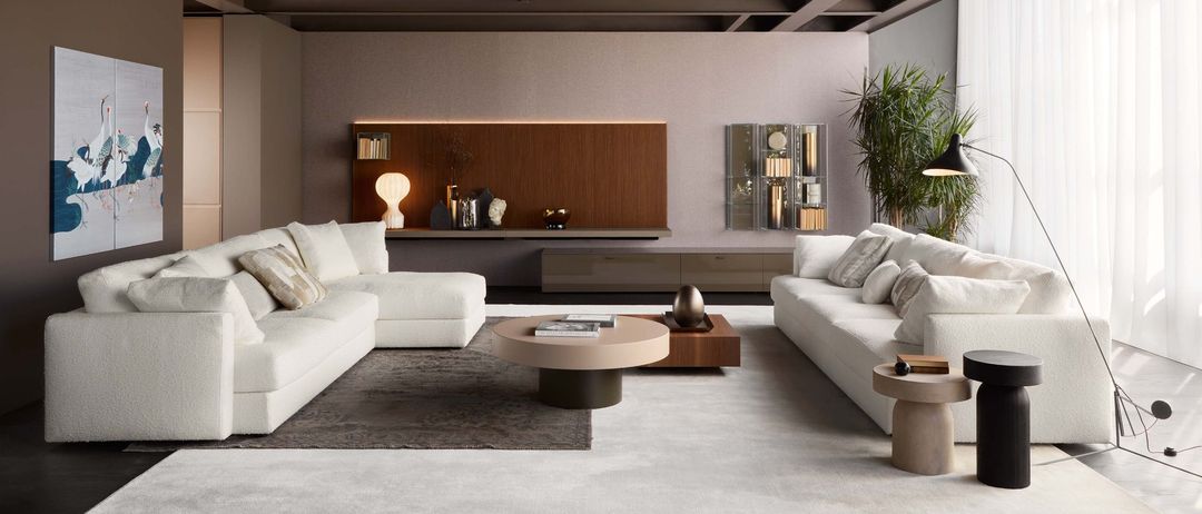 Bild enthält, Home Decor, Furniture, Indoors, Living Room, Interior Design, Couch, Table, Coffee Table, Book, Rug