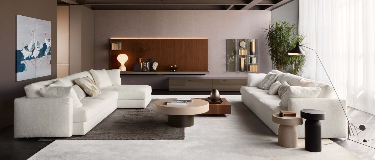 Bild enthält, Home Decor, Furniture, Indoors, Living Room, Interior Design, Couch, Table, Coffee Table, Book, Rug