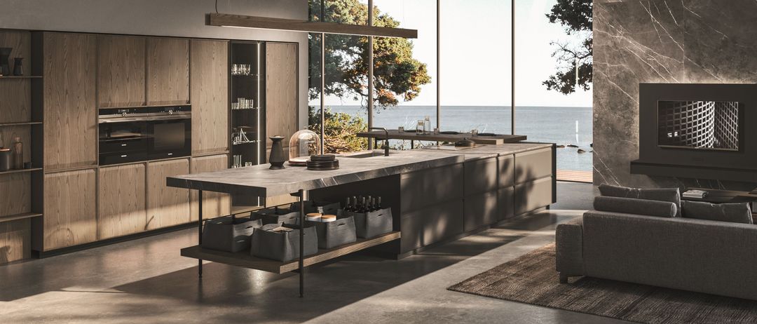 Bild enthält, Indoors, Interior Design, Furniture, Living Room, Floor, Home Decor, Flooring, Rug, Kitchen, Couch